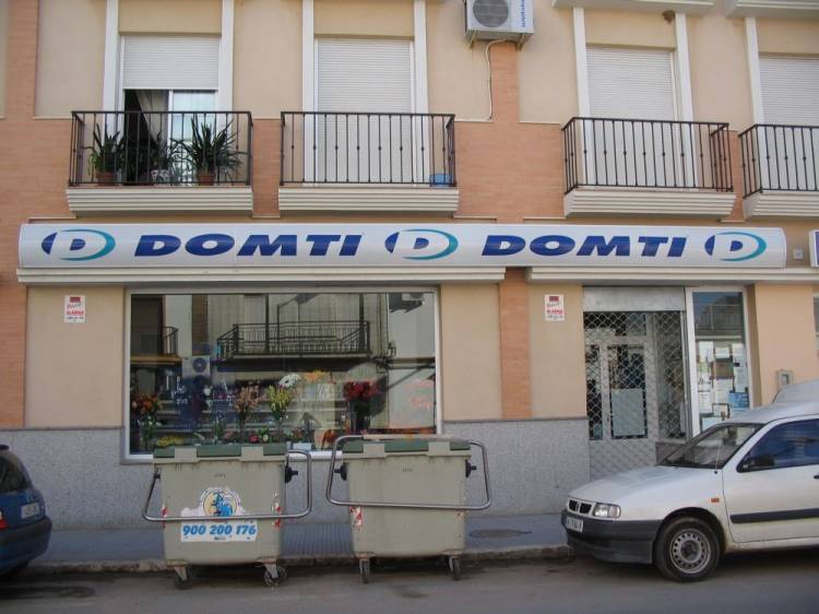 Rótulo luminoso. Tiendas Domti 