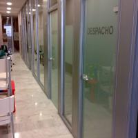 Rotulación de cristalesen vinilo ácido. Clínicas Séptima Dental Sevilla