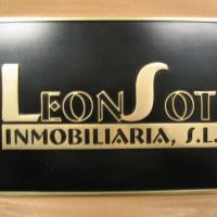 Rótulo cartel con grabado en Latón de 10 mm. alto relieve. Sevilla