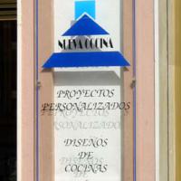 Rótulo cartel con rotulación Placa de Nueva Cocina Dos Hermanas Sevilla