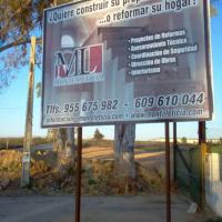 Valla publicitaria o cartelera, así como cartel de obra  panelable y rotulada con vinilo. 4x2 Sevilla