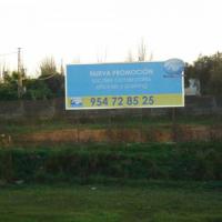 Valla publicitaria o cartelera, así como cartel de obra  panelable y rotulada con vinilo. Acuario 8x3 Dso Hermanas Sevilla