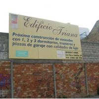 Valla publicitaria o cartelera, así como cartel de obra  panelable y rotulada con vinilo. Amarillo triana 8x3 Sevilla