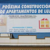 Valla publicitaria o cartelera, así como cartel de obra  panelable y rotulada con vinilo Amarillo triana 8x3 Sevilla
