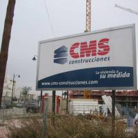 Valla publicitaria o cartelera, así como cartel de obra  panelable y rotulada con vinilo. CMS Estepona Málaga