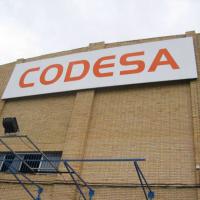 Valla publicitaria o cartelera, así como cartel de obra  panelable y rotulada con vinilo. Codesa Sevilla