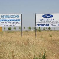 Valla publicitaria o cartelera, así como cartel de obra  panelable y rotulada con vinilo. Ford 4x3 Sevilla