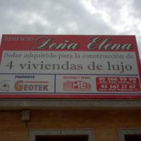 Valla publicitaria o cartelera, así como cartel de obra  panelable y rotulada con vinilo. Geotex Sevilla