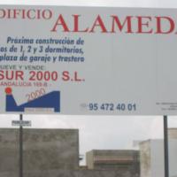 Valla publicitaria o cartelera, así como cartel de obra  panelable y rotulada con vinilo. Insur 2000 4x3 Sevilla