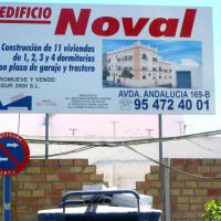 Valla publicitaria o cartelera, así como cartel de obra  panelable y rotulada con vinilo. Noval 4x3 Sevilla