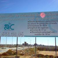 Valla publicitaria o cartelera, así como cartel de obra  panelable y rotulada con vinilo. AC promotores 8x3 Sevilla