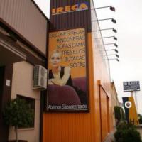 Valla publicitaria o cartelera, así como cartel de obra  panelable y rotulada con vinilo. Sevilla