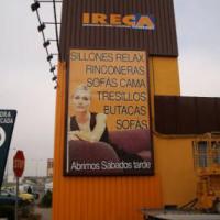 Valla publicitaria o cartelera, así como cartel de obra  panelable y rotulada con vinilo. Sevilla
