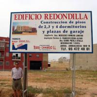 Valla publicitaria o cartelera, así como cartel de obra  panelable y rotulada con vinilo. valla 4x2 Dos Hermanas Sevilla