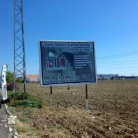 Valla publicitaria o cartelera, así como cartel de obra  panelable y rotulada con vinilo. Valla 4x3 Monteleticia Sevilla