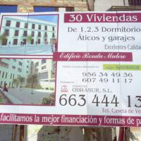 Valla publicitaria o cartelera, así como cartel de obra  panelable y rotulada con vinilo. Valla 4x3 Sevilla
