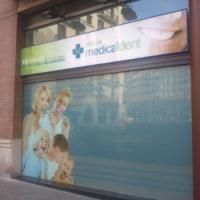 Clínicas Medicaldent C/ Mallorca Barcelona.  Rotulación de vinilos en impresión digital y al ácido