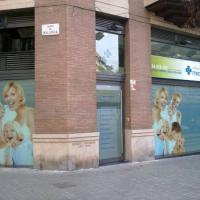 Clínicas Medicaldent C/ Mallorca Barcelona.  Rotulación de vinilos en impresión digital y al ácido