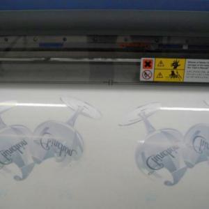 Impresión digital en vinilo electroestático + reserva blanca ( vinilo reutilizable )