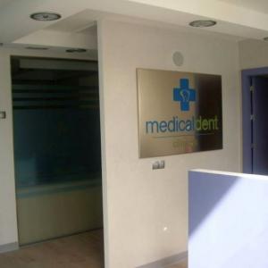 Medicaldent San Ramón de Nonat Barcelona. Rótulo calado y fresado con Frente de acero inox
