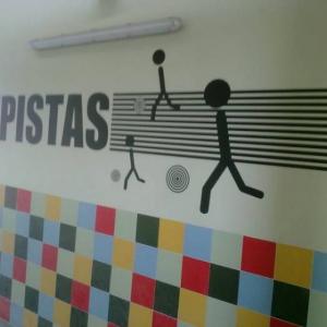 Rotulación fotomural en vinilo. Complejo deportivo Entre Núcleos ( trabajo para Vudú Comunicación )
