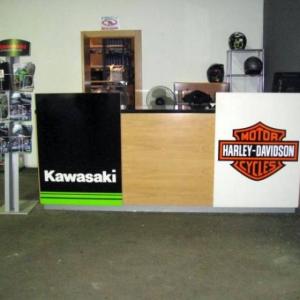 Rotulación en vinilos de logos. Talleres de Kawasaki Green y Harle Dadvison Sevilla