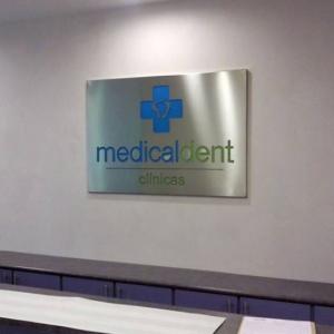 Rótulo Caja en acero inox + metacrilato Medicaldent José Laguillo Sevilla