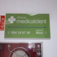 Rótulo cartel con rotulación Medicaldent Ciudad Expo Sevilla