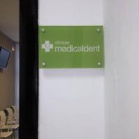Rótulo cartel con rotulación Medicaldent Ciudad Expo Sevilla