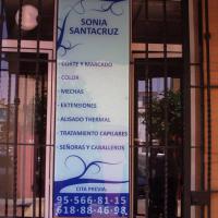 Rótulo cartel con rotulación Peluquería Sonia Santacruz Sevilla