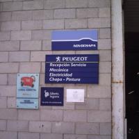 Rótulo cartel con rotulación Peugeot y Novochapa Automares Sevilla