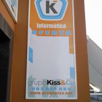 Rótulo cartel con rotulación Placa Grupo Kiss&co Dos Hermanas Sevilla