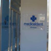 Rótulo cartel con rotulación Placa Medicaldent Sevilla, texto fresado en metacrilato de 8 mm