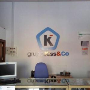 Rótulo corpóreo en PVC. Grupo Kiss&co Dos Hermanas Sevilla