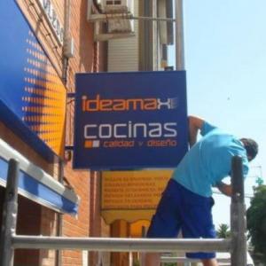 Rótulo luminoso Banderola. Ideamax Isidoro Domínguez Bellavista Sevilla cajón 31 mts