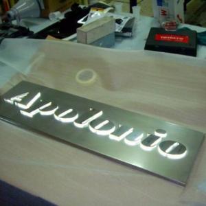 Rótulo luminoso corpóreo. Apolonio, caja corpórea calada y con letras superpuestas Sevilla 
