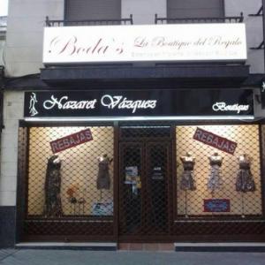 Rótulo luminoso corpóreo. Caja con textos corpóreos Boutique Nazaret Vázquez Dos Hermanas Sevilla