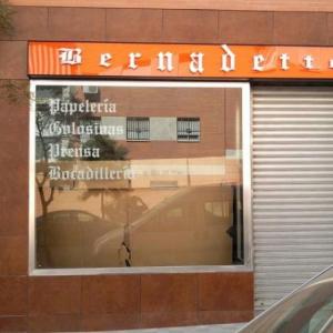 Rótulo luminoso corpóreo. Caja con textos corpóreos Montequinto Dos Hermanas Sevilla