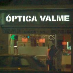 Rótulo luminoso corpóreo. Frente calado Dos Hermanas Óptica Valme Sevilla