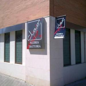 Rótulo luminoso corpóreo. Restaurante Ciao Mairena del Aljarafe Sevilla caja luminosa en acero inoxidable calado