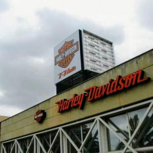 Rótulo Sevilla. Harley Dadvison. Rótulos cartel cubo con cajas luminosas y lona tensada de Gran Formato
