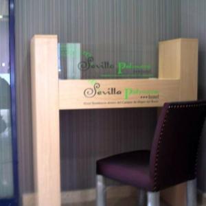 Rótulos en vinilo y metacrilato. Mobiliario Hotel Palmera Sevilla