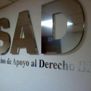 SAD Servicio de apoyo al derecho, Sevilla. Rótulo en metacrilato y acero inoxidable