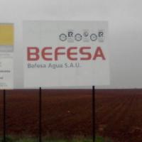 Valla cartelera panelable y rotulada con vinilo Befesa Sevilla