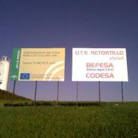 Valla cartelera panelable y rotulada con vinilo. Befesa Sevilla y Junta de Andalucía