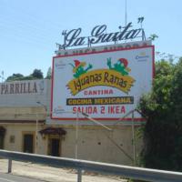 Valla cartelera panelable y rotulada con vinilo. Valla de 7.20 x 4 Iguanas Ranas Sevilla
