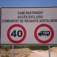 Valla publicitaria o cartelera, así como cartel de obra  panelable y rotulada con vinilo. Cartel de lamas