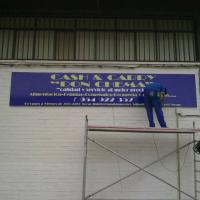 Valla publicitaria o cartelera, así como cartel de obra  panelable y rotulada con vinilo. Cash & Carry Don Chema Sevilla