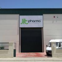 Valla publicitaria o cartelera, así como cartel de obra  panelable y rotulada con vinilo. Jit pharma, Logística Farmaceútica.Sevilla