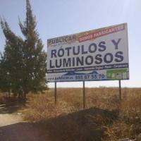 Valla publicitaria o cartelera, así como cartel de obra  panelable y rotulada con vinilo.  Publicar 5.6x3 mts